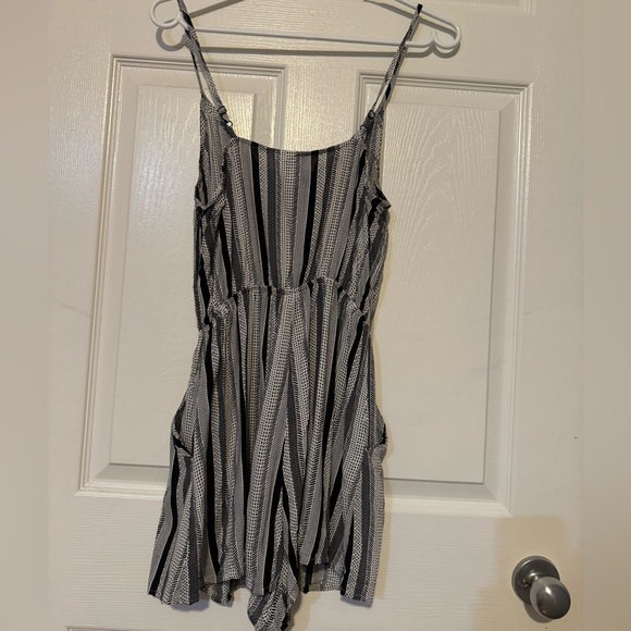 Patterned Romper, Size 6 - Picture 2 of 2